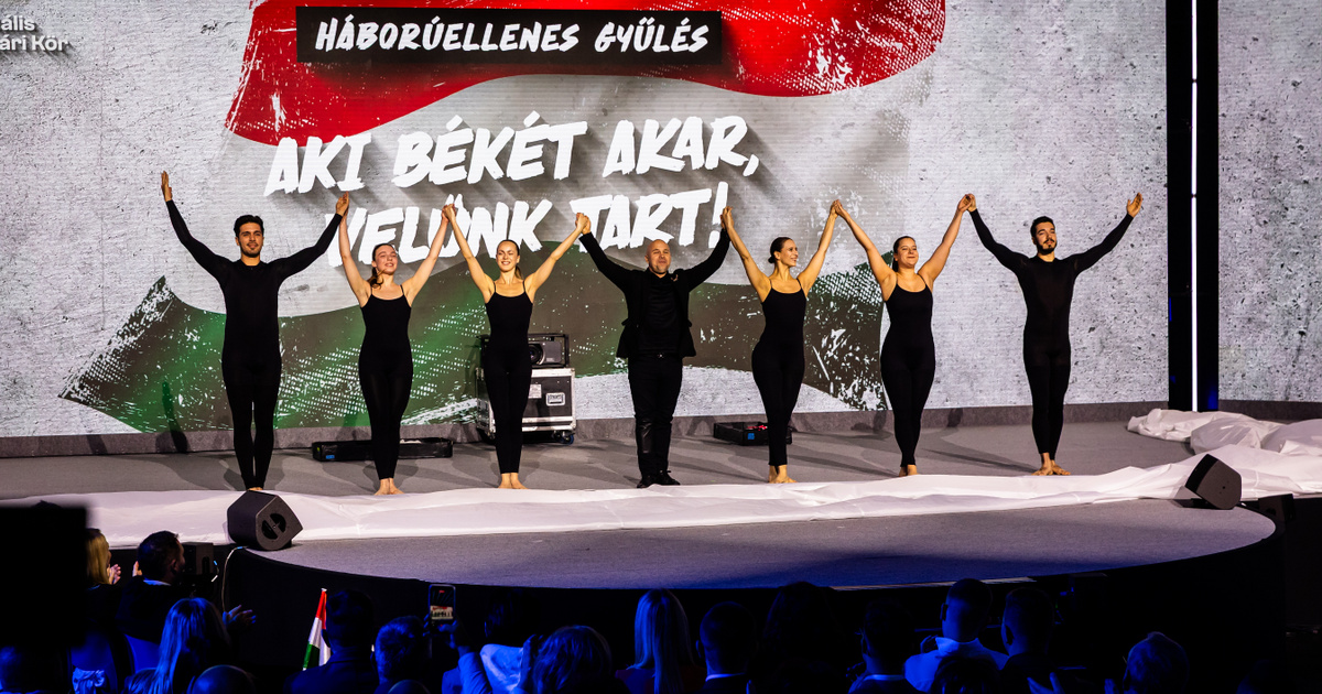 Orbán Viktor előtt Csisztu Zsuzsa a színpadon, elkezdődött a háborúellenes gyűlés