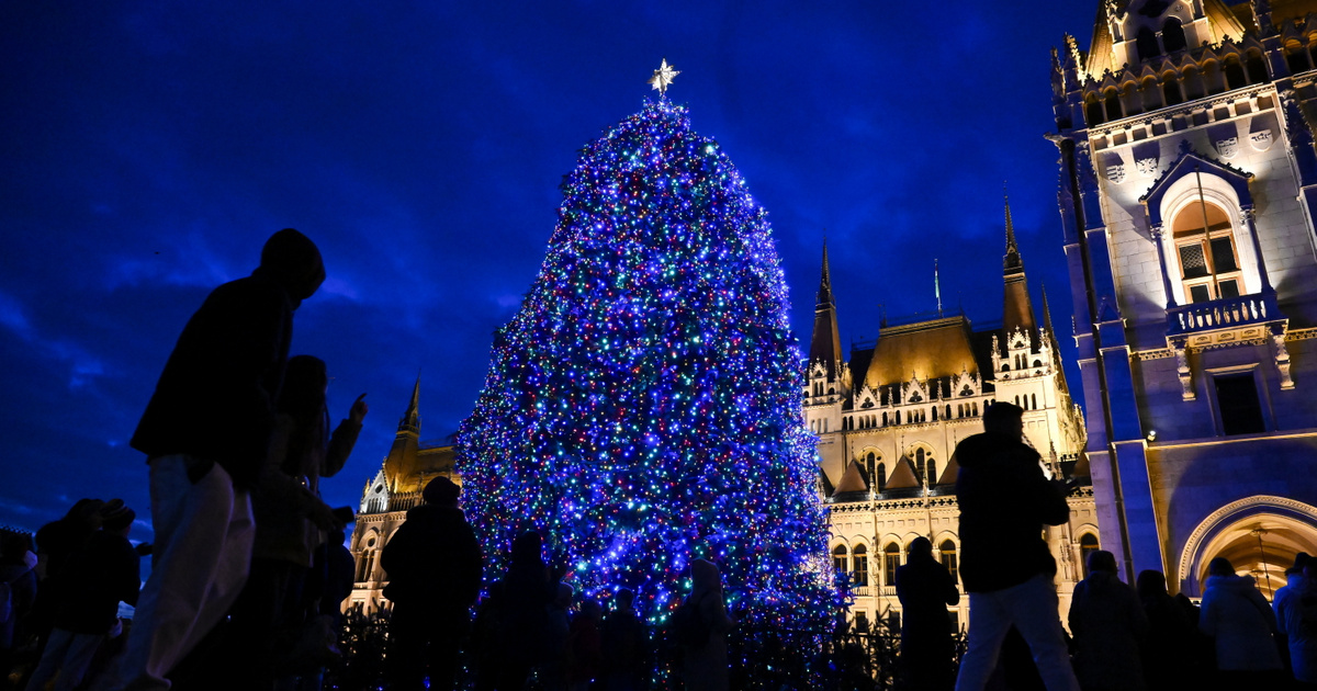 Felkapcsolták az Ország Karácsonyfáját díszítő fényfüzért a Kossuth téren