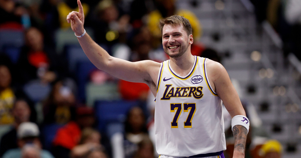 1600 lóerős, másfél milliárd forintos Batmobillal dönget Amerika egyik legnagyobb sztárja