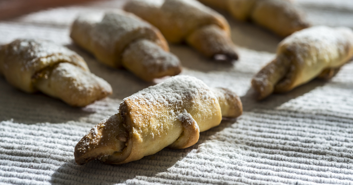 Karácsonyi illatok a sütőből: diós, baracklekváros kifli