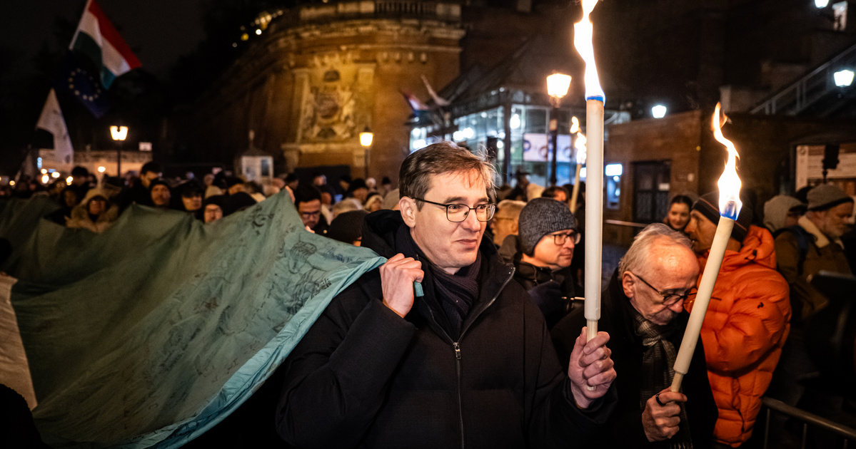 A rendkívüli ülés után tüntetők vonulnak a Karmelita kolostorhoz