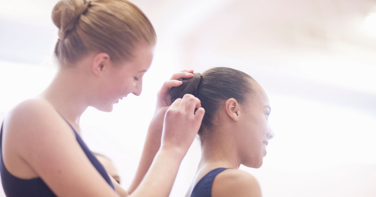 Ezzel a módszerrel készíthetsz könnyen gyönyörű kontyot: csak pár hajgumi kell hozzá