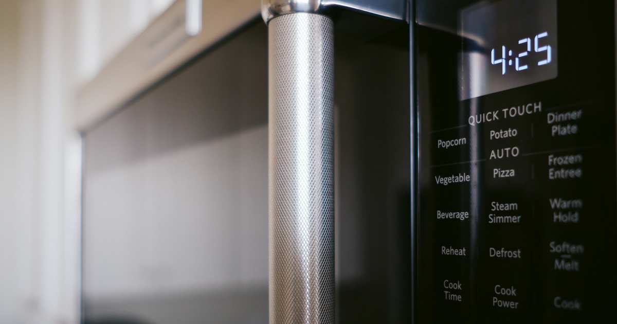 Ezért vannak apró pöttyök a mikró ajtaján: nem a melegítést segítik