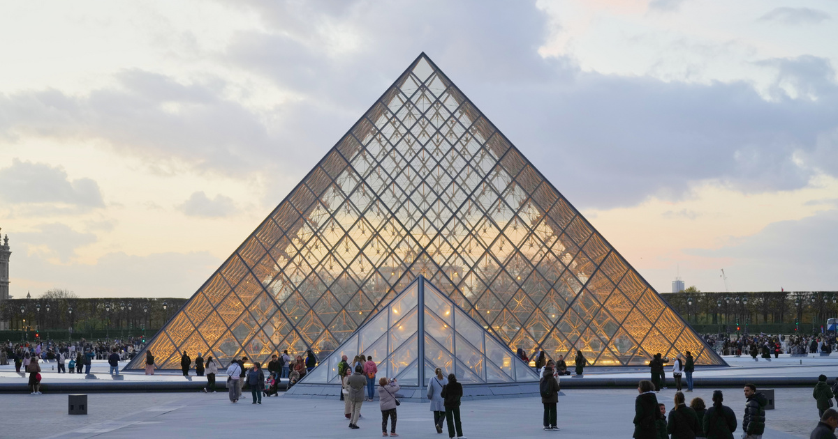 A Louvre emeli a jegyárakat, de csak a nem európaiak számára