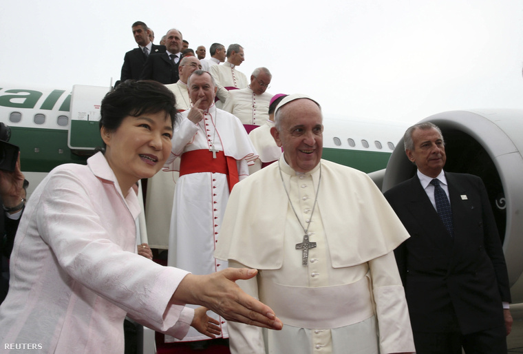 Pak Gun Hje dél-koreai elnök fogadja Ferenc pápát a szöuli repülőtéren, 2014. augusztus 14-én.