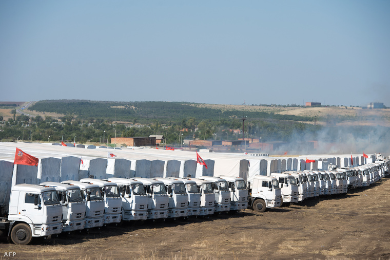 A titokzatos orosz konvoj parkol egy mezőn, 30km-re az orosz-ukrán határtól (augusztus 15.)