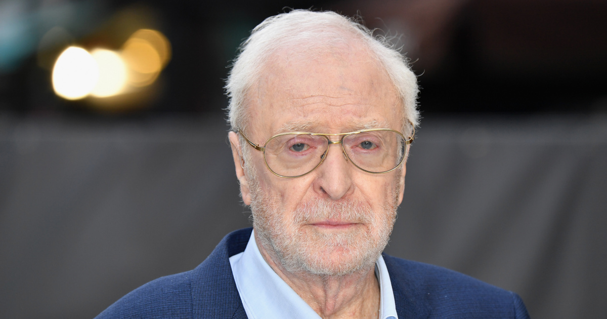 A 92 éves Michael Caine-t kerekesszékben fotózták: szép családjával mutatkozott a vörös szőnyegen
