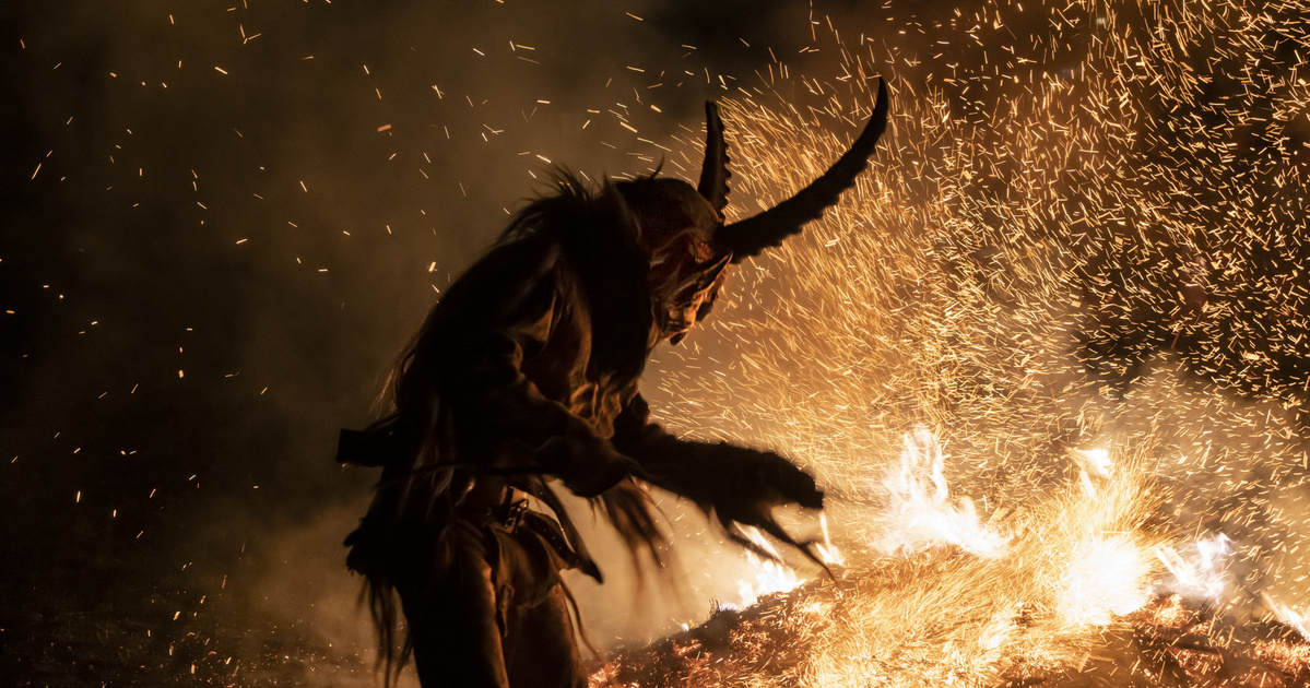 Félig kecske, félig démon, simán a zsákjába tömi és megeszi a gyerekeket