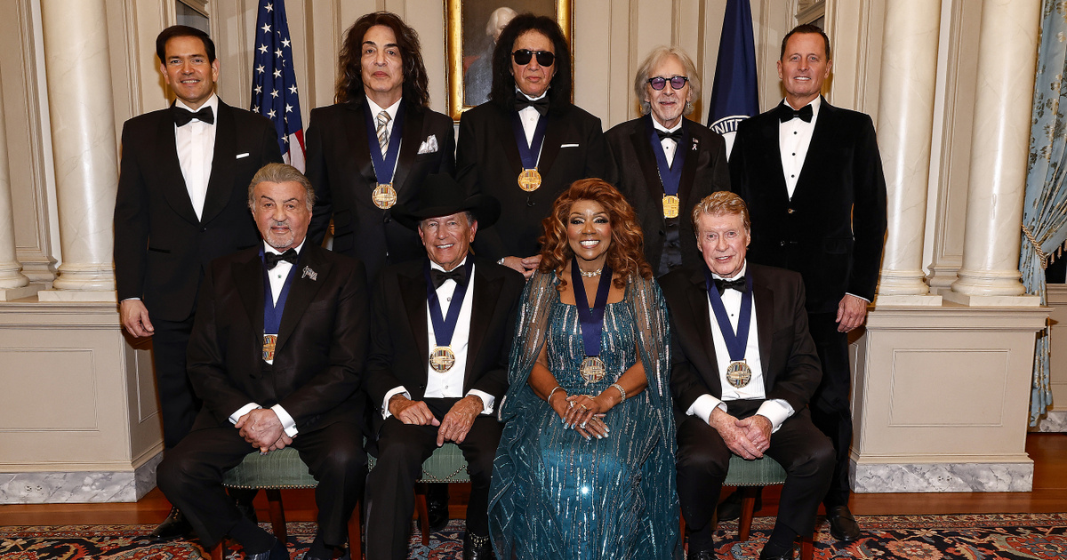 Donald Trump kiosztott pár díjat a Kissnek és Stallonénak, majd odaszúrt Jimmy Kimmelnek