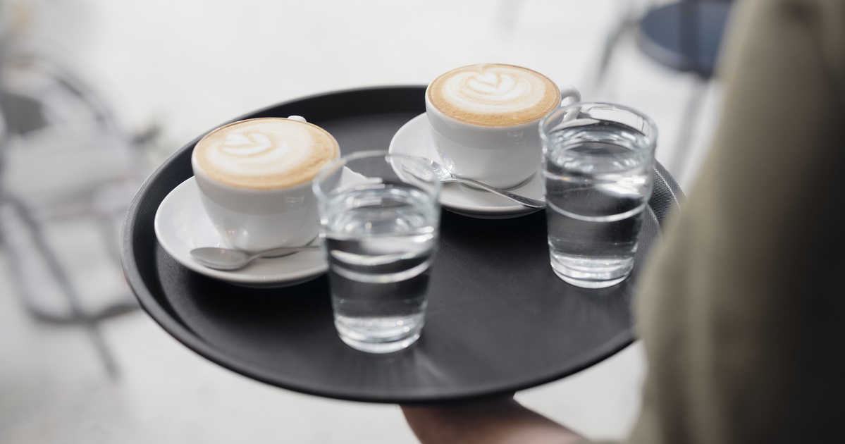 Meglepődsz, miért adnak vizet a kávé mellé: nem azért, amiért gondolod