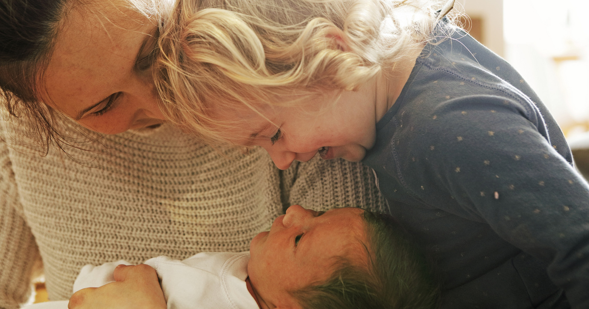 29 millióan látták a bűbájos videót: először találkozott újszülött húgával a kisfiú