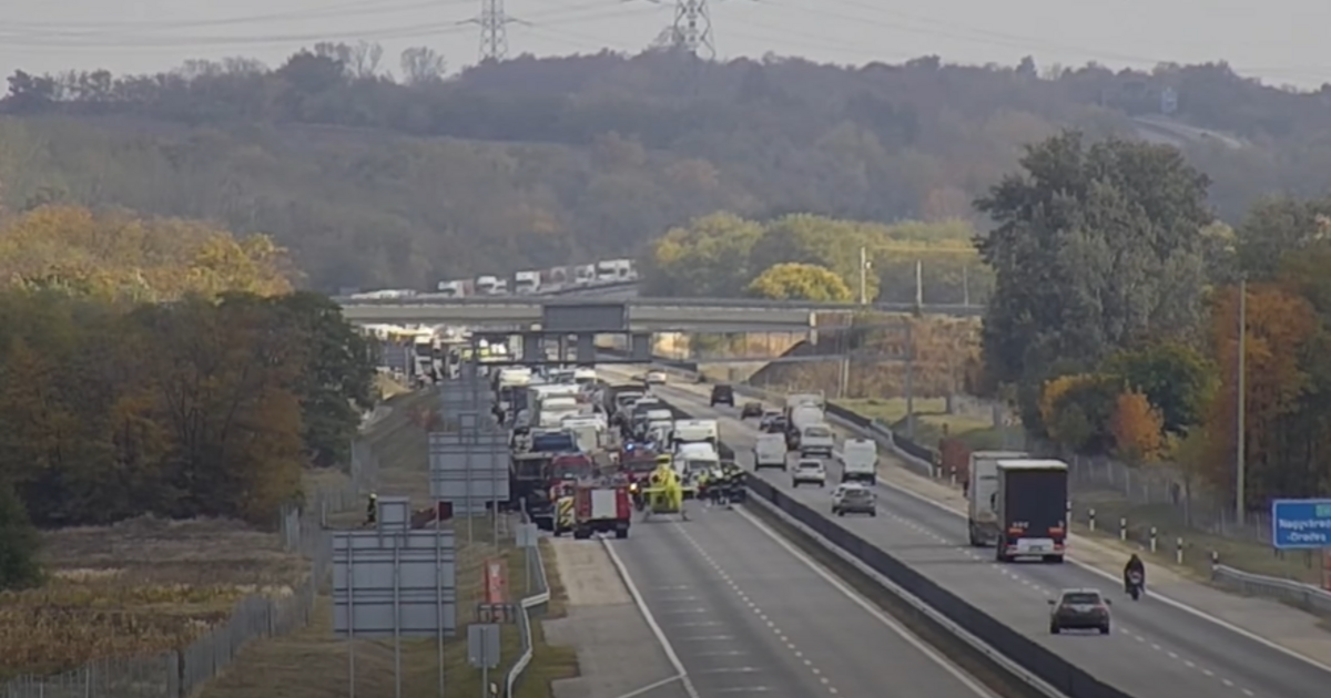 Súlyos balesetet rögzített a kamera az M4-es autóúton, katasztrófaturizmus lehet az oka