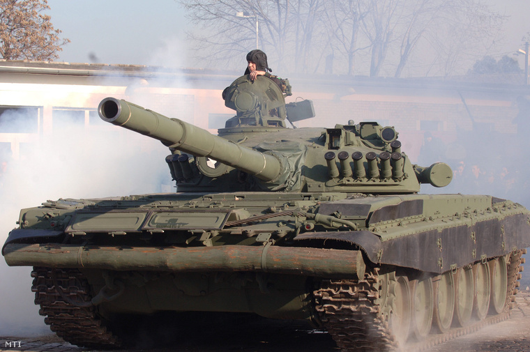 Egy T-72 tank bemutatója a Zrínyi Miklós Nemzetvédelmi Egyetem nyílt napján. (2009.)