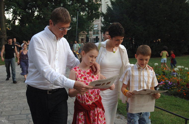 Gyurcsány Ferenc és felesége gyermekeikkel, Annával és Tamással a Nemzeti Múzeum kertjében, 2007-ben.