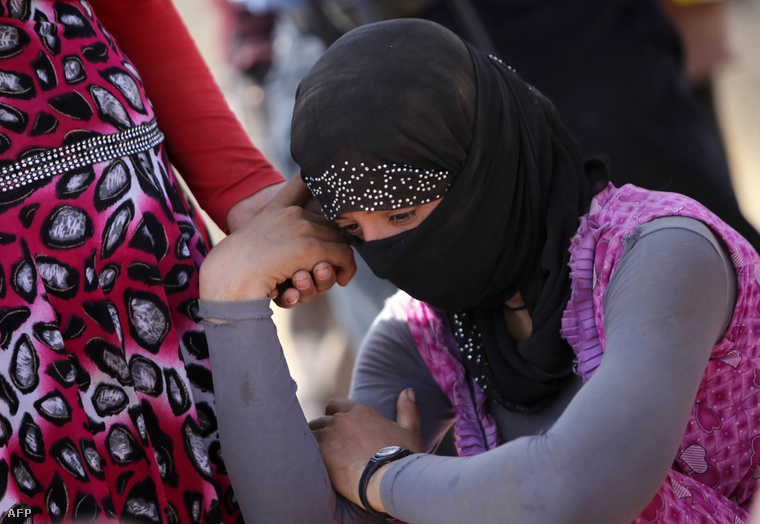 Szindzsárból menekülő jezdi asszony a szír-iraki határon, 2014. augusztus 13-án.