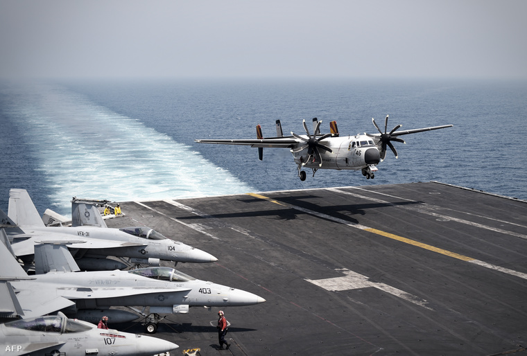 Egy amerikai katonai repülőgép landol az amerikai haditengerészet  USS George H.W. Bush repülőgép-hordozó fedélzetén, 2014. augusztus 15-én.