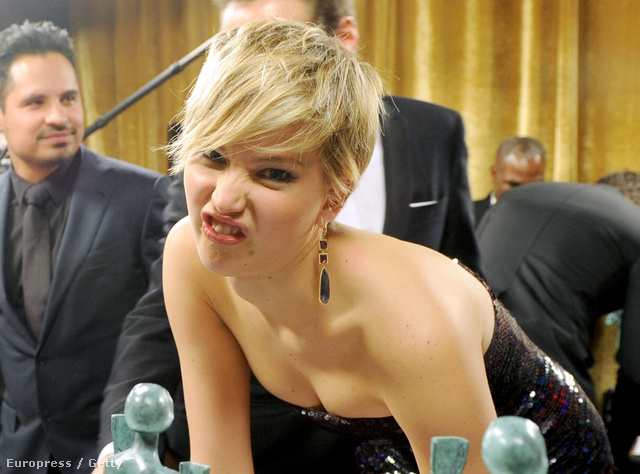 2014. január: a Screen Actors Guild Awards gáláján nagyon nem akar aláírni valamit. 