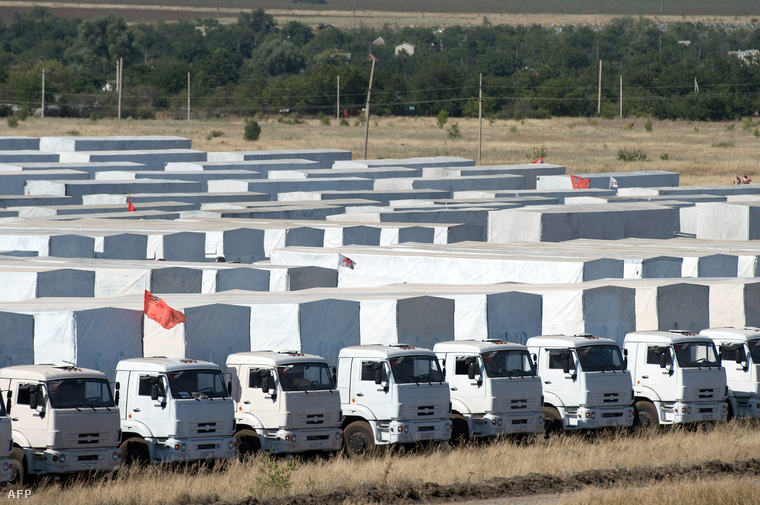 A konvoj az orosz-ukrán határtól 30 km-re várakozik.