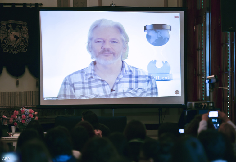 Julian Assange élőben beszél egy videokonferencián Mexikóvárosban 2014. augusztus 7-én.