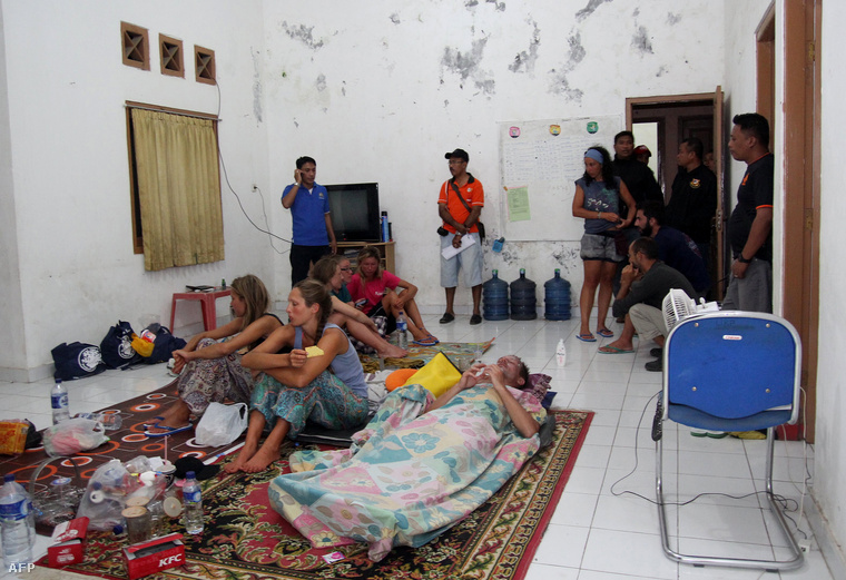 Túlélők a balesetet szenvedett indonéz turistahajóról Bima városában 2014. augusztus 17-én.