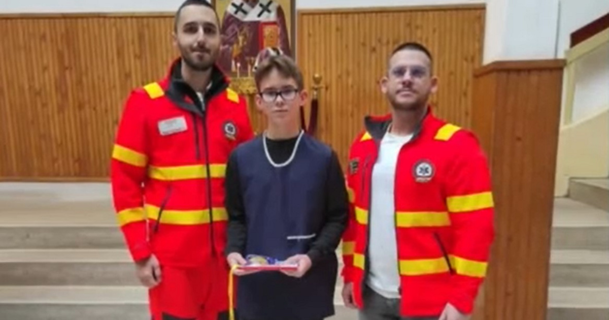 Index – Belföld – Kitüntették a hős fiút, aki megmentette nevelőanyja életét