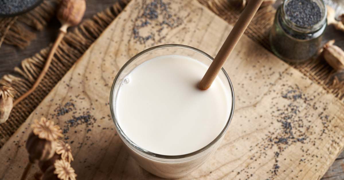 Tele van kalciummal, és egy az egyben helyettesítheted vele a tejet: így készíts párszáz forintból mákitalt