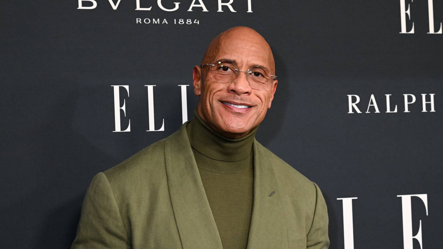 Szerelem a levegőben: Dwayne Johnson lánya felvállalta profi birkózó barátnőjét