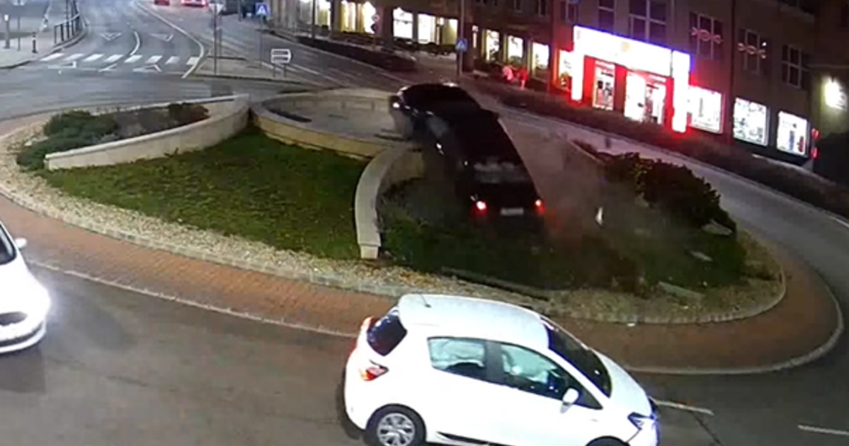Térfigyelőkamera rögzítette, ahogyan a kaposvári szökőkútba landol egy autó