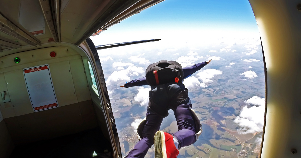 4500 méteren maradt lógva: videón az ejtőernyős baleset