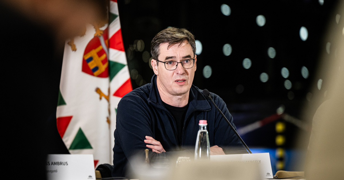 Karácsony Gergely a középső ujját mutatva jelentette be, hogy sikerült rendezniük a tartozásokat, nincs csőd