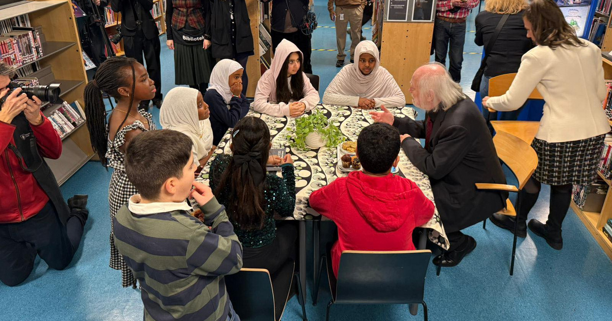 Menekült gyerekekkel találkozott Krasznahorkai László Stockholmban, különleges ajándékkal lepték meg