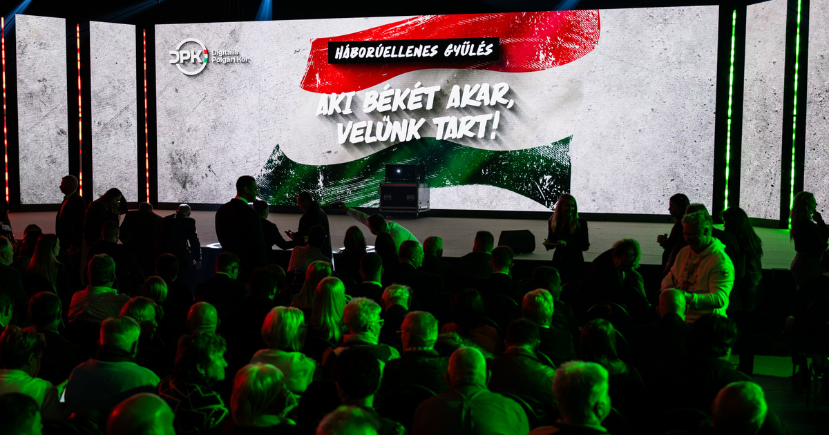 Rákay Philip busómaszkkal üldözi el Magyar Pétert Mohácson – elkezdődött a DPK gyűlése