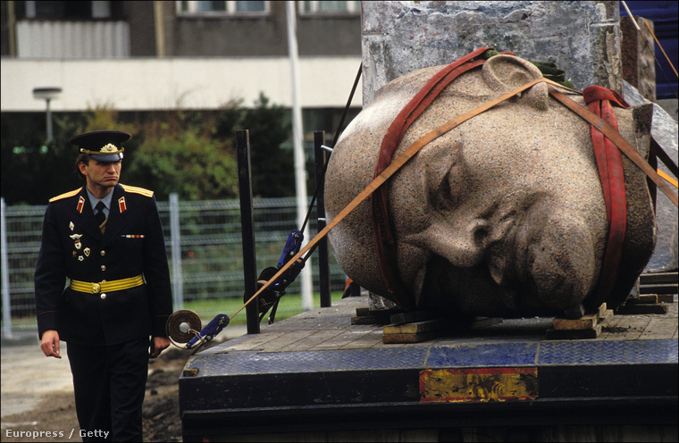 1970-ben három nappal Lenin születésének 100. évfordulója előtt adták át a 19 méteres szobrot Berlinben, amit aztán 1991 novemberében, két évvel a berlini fal lebontása után le is döntöttek. A képet a Lenin-szobrokról szóló  Nagyképünkben láthatták már. Ha eddig kimaradt, a képre kattintva megnézhetik!