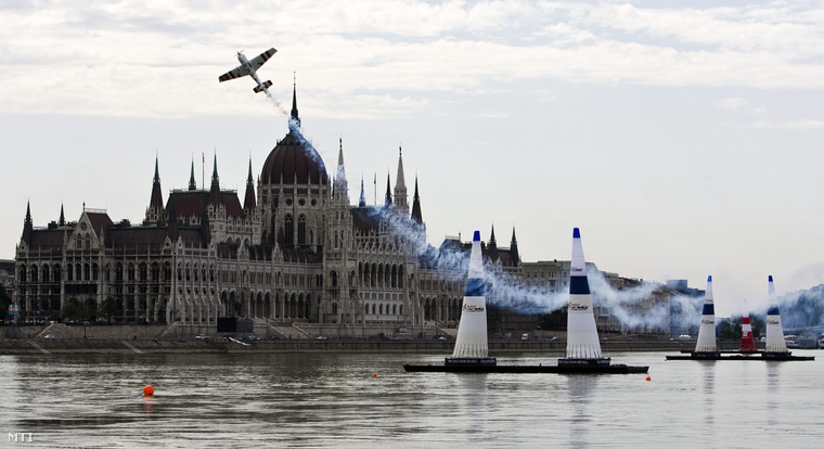 Red Bull Air Race nemzetközi műrepülő vereseny a Duna felett, 2009. augusztus 20-án.