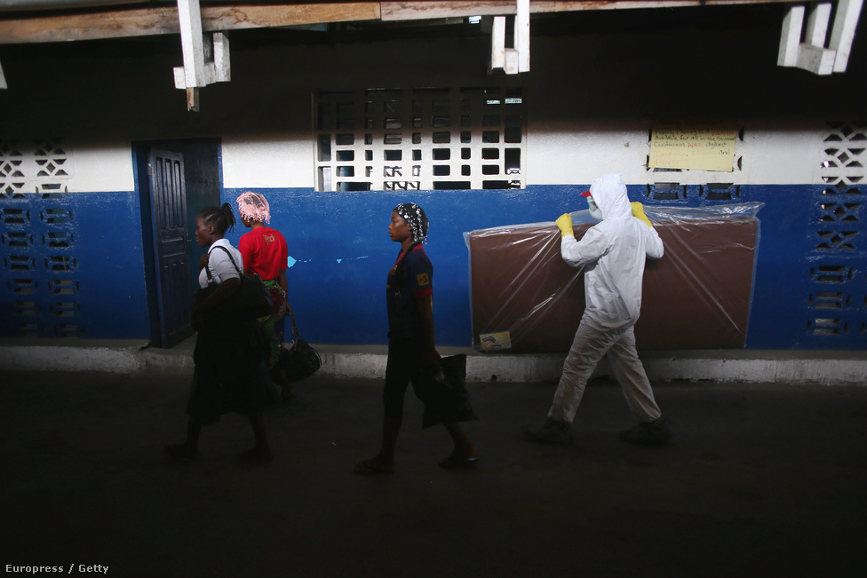 Új matracokat hoznak az újonnan érkező karanténlakóknak. A fővárosban, Monroviában ilyen központokba kerülnek a fertőzésgyanús betegek. Új matracokat hoznak az újonnan érkező karanténlakóknak. A fővárosban, Monroviában ilyen központokba kerülnek a fertőzésgyanús betegek. Az ebolafertőzés után egy-három héten belül elkezdődik a nyálkahártya vérzése, különösen a belekben. Az ebola lázzal és hányással, hasmenéssel, rossz vérnyomással járó vírus, amely erős gyulladást vált ki, sokkot okoz. A fertőzöttek akkor halnak meg, amikor a belső szervek elkezdenek leállni.