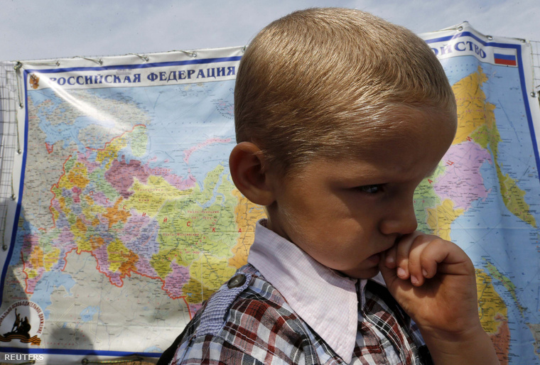 A kelet-ukrán szakadár államból menekült kisfiú átmenetei szállásán Oroszországban