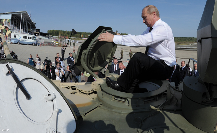Vlagyimir Putyin itt egy T-90 típusú tankba száll be egy uráli fegyverbemutatón