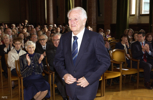 Baróti 2004 decemberében vehette át a Magyar Örökség díjat