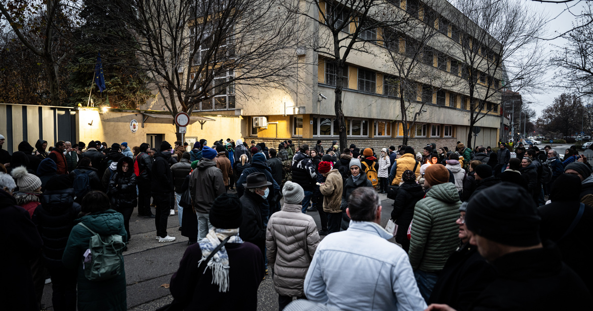 Teljes rendőrségi zárlat a Szőlő utcában, több ezren tiltakoztak a javítóintézetnél