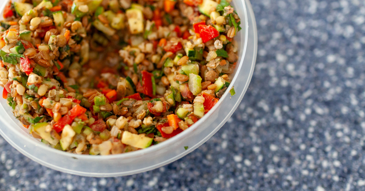 Színpompás lencsesaláta zöldségekkel: ez kerüljön az újévi asztalra