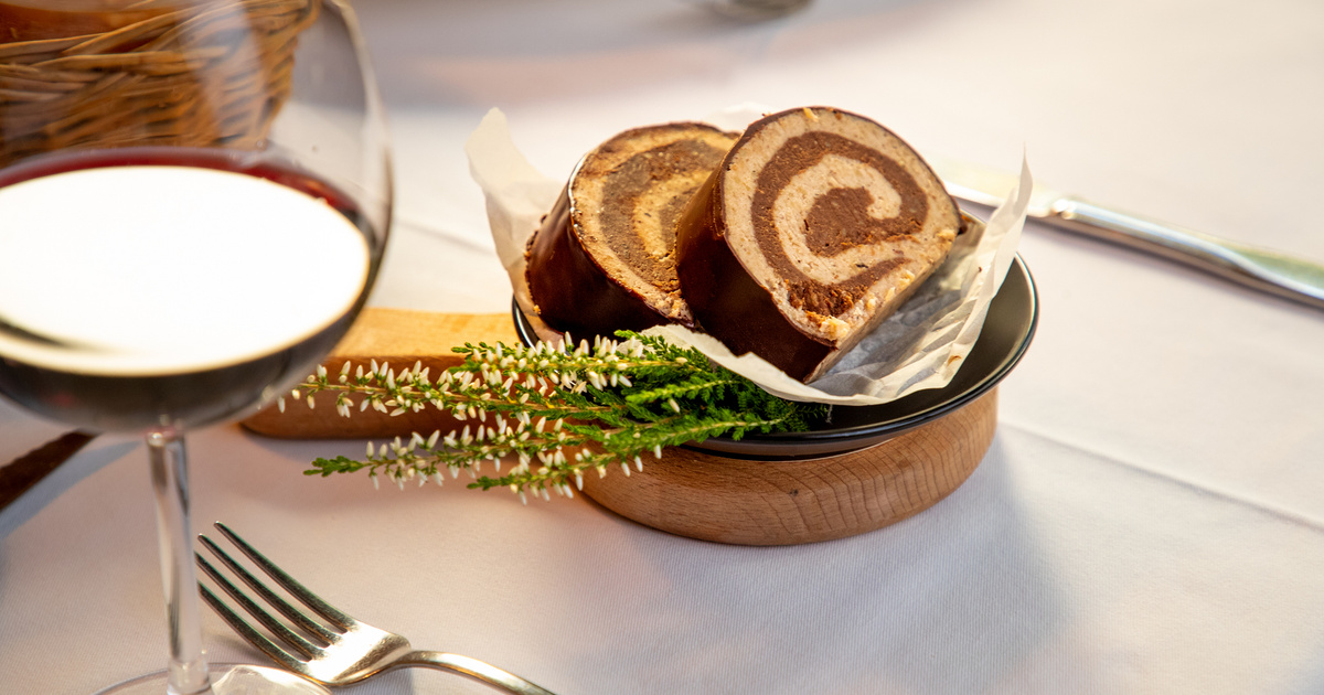 Isteni gesztenyés tekercs sütés nélkül: darált keksz az alapja