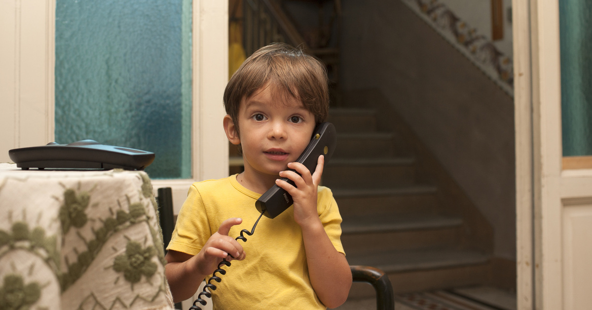 "Most meg rázkódik.." 4 éves kisfiú telefonált a mentőkhöz, így mentette meg édesanyja életét