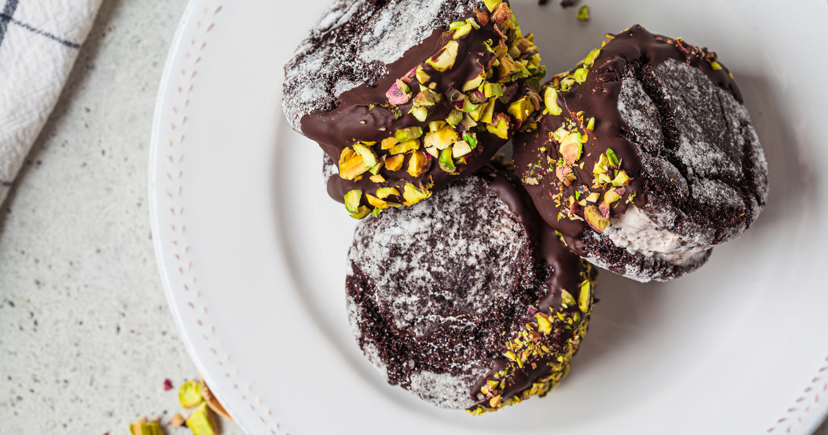 Lágy krémmel töltött csokis-pisztáciás keksz: már az első falat elvarázsol