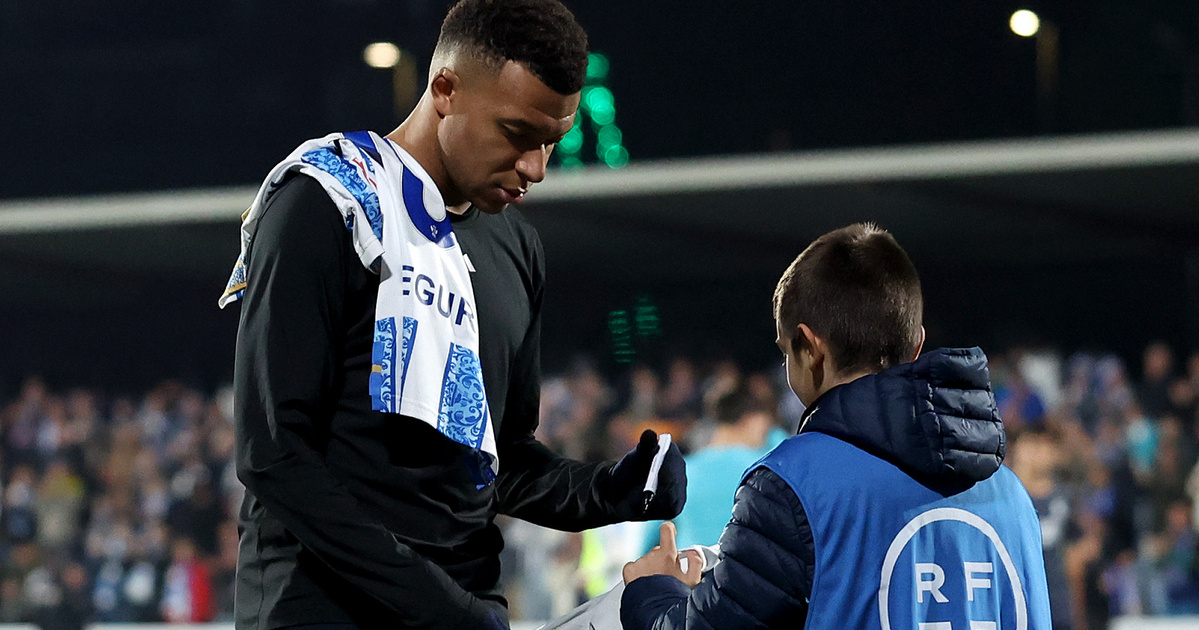Elképesztő gesztus Kylian Mbappétól, bearanyozta a labdaszedő kisfiú napját