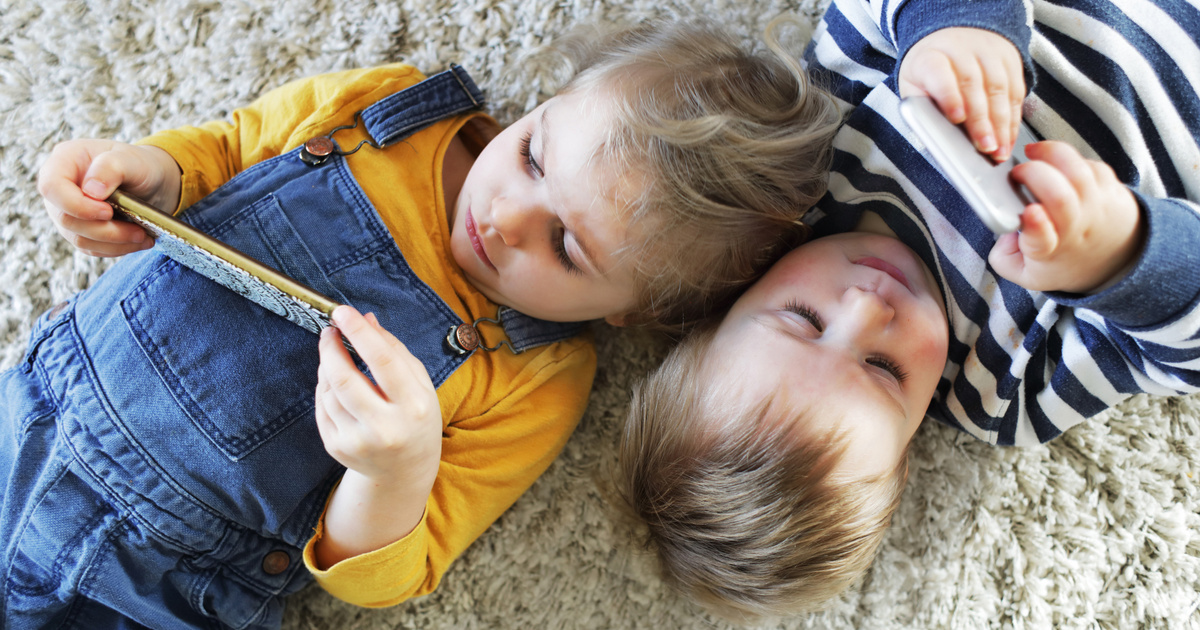 Árt a gyereknek, ha ezt elfelejted: függőséget és agykárosodást is okozhat a túlzott használata