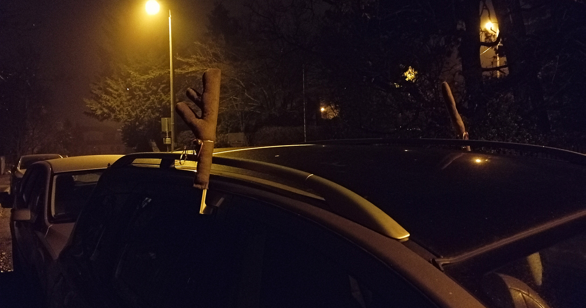 Rénszarvasagancs az autón: kedves karácsonyi poén vagy kínos túlzás?