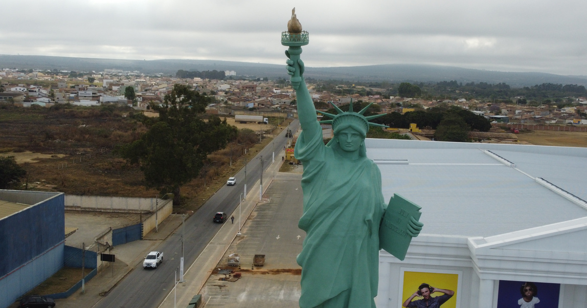 Szél döntötte le a Szabadság-szobrot: videón az hihetetlen jelenet