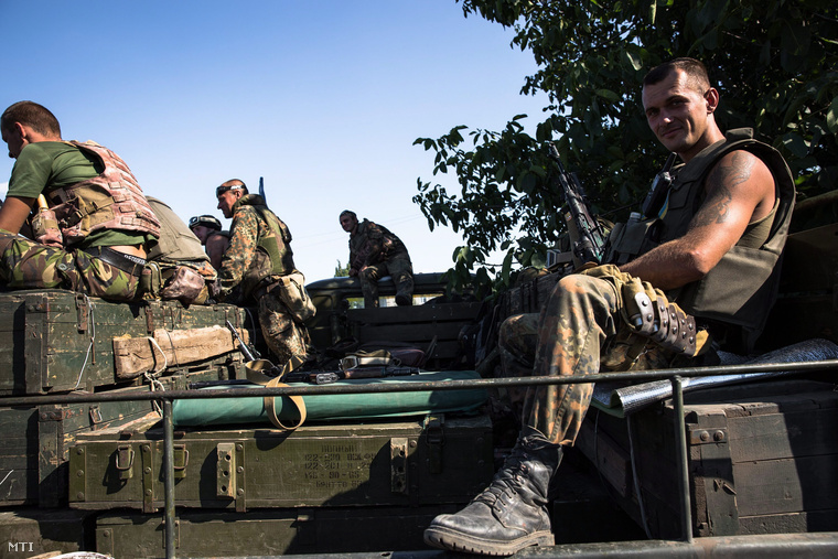 Ukrán katonák táboroznak Luhanszk határában