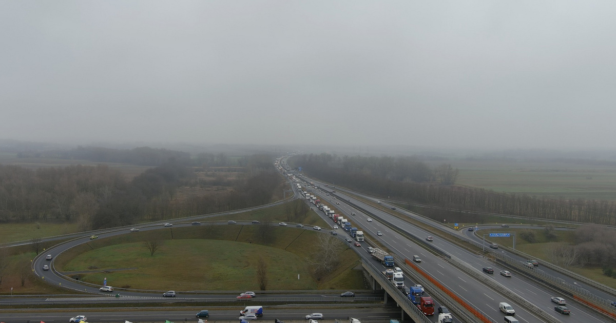 Dudálva araszol a kamionsor az M3-ason, már több kilométeres a dugó a tüntetők miatt