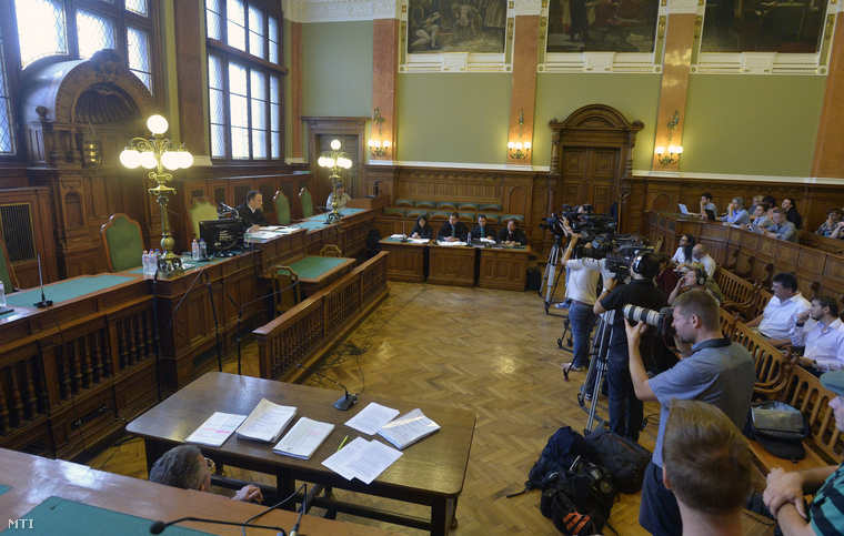 Kiss Tamás tanácsvezető bíró (b) beszél a felperes Kéthely és Vidéke Takarékszövetkezet által a magyar állam ellen indított devizahiteles per tárgyalásán a Fővárosi Törvényszéken 2014. augusztus 22-én.